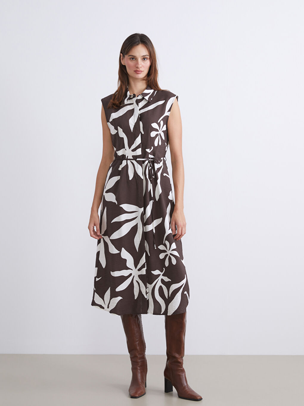 Kahverengi Çiçekli Kuşaklı Gömlek Elbise