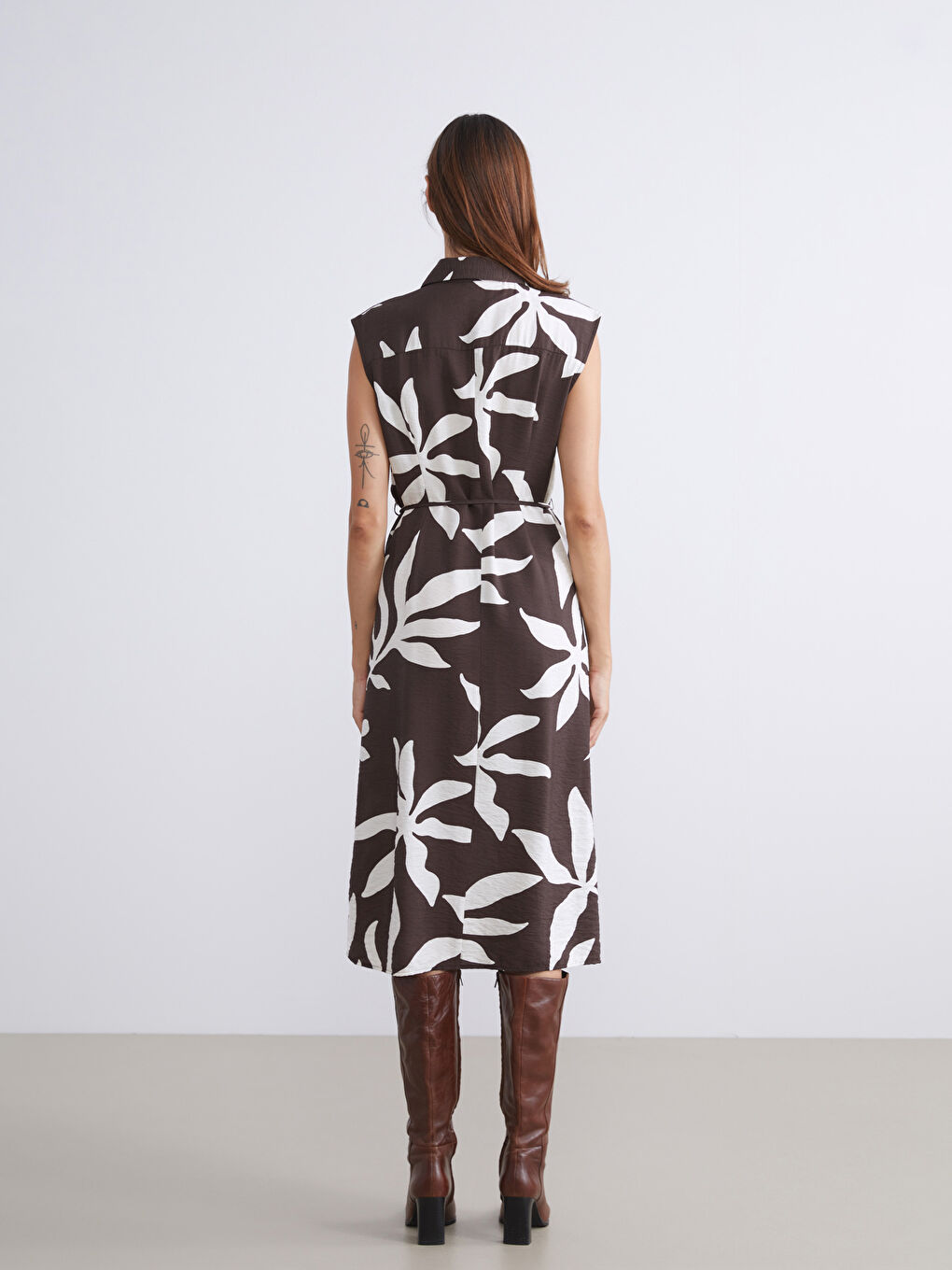 Kahverengi Çiçekli Kuşaklı Gömlek Elbise-3