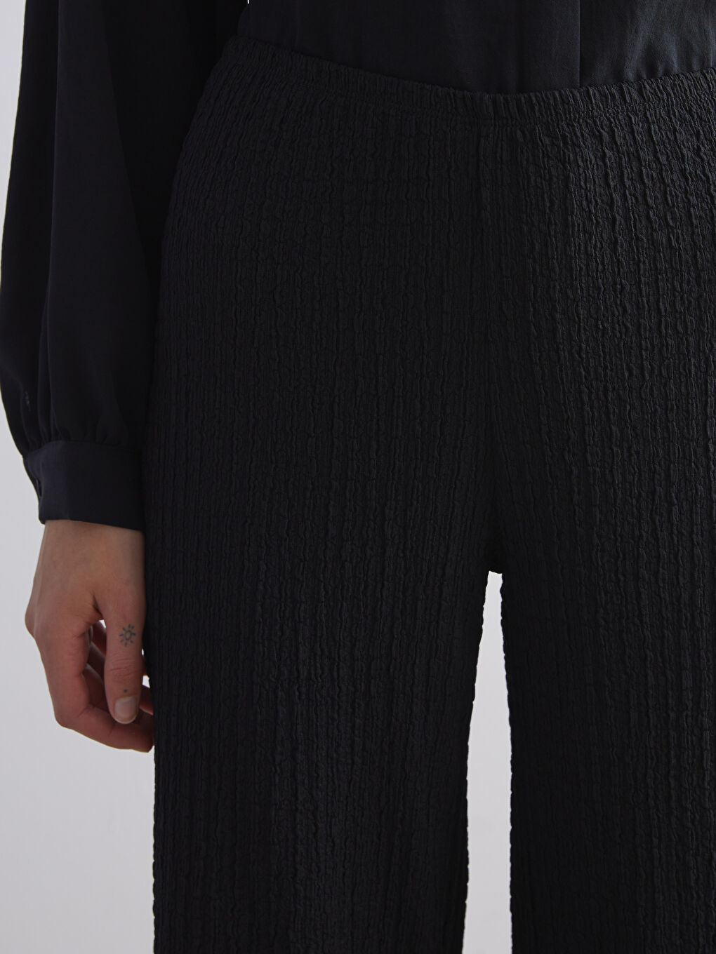 Siyah Beli Lastikli Dokulu Geniş Paça Kadın Pantolon-2