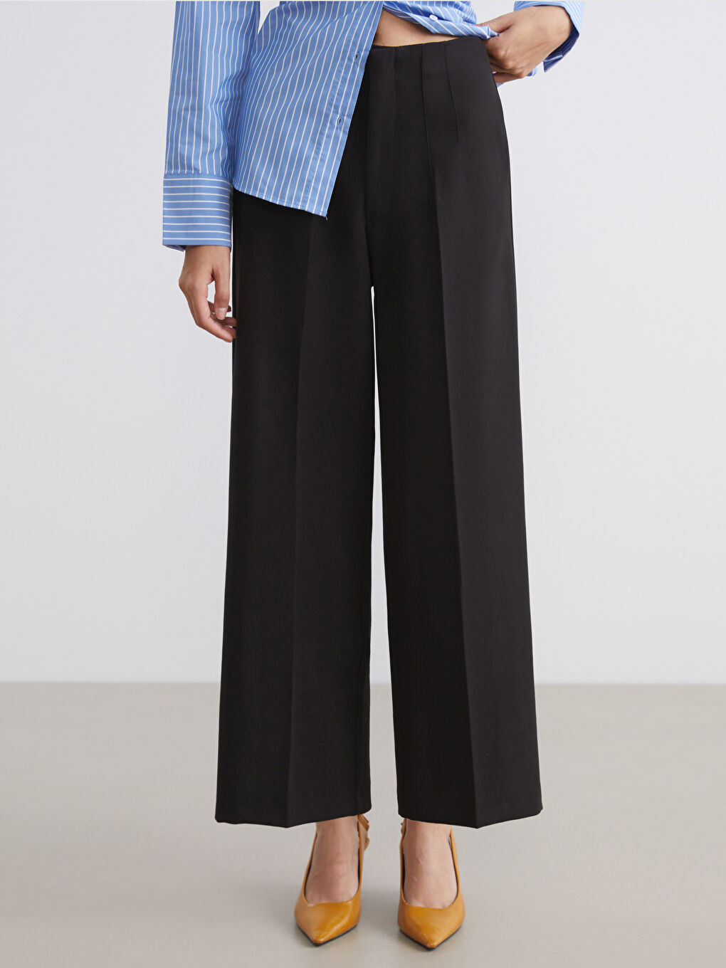 Siyah Standart Fit Geniş Paça Kadın Pantolon-1