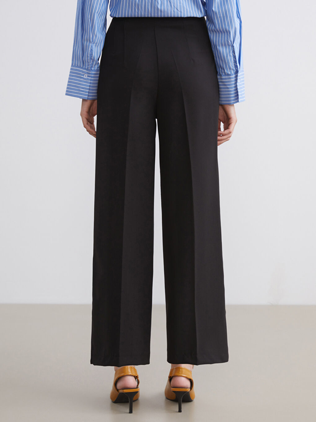 Siyah Standart Fit Geniş Paça Kadın Pantolon-3