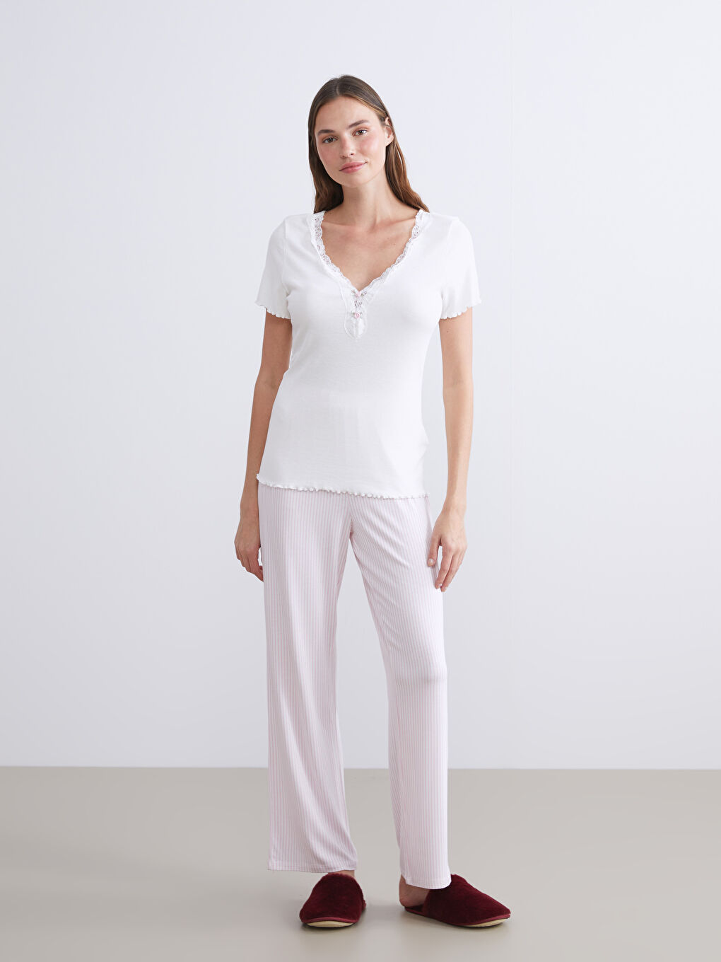Pembe V Yaka Çizgili Kadın Pijama Takımı