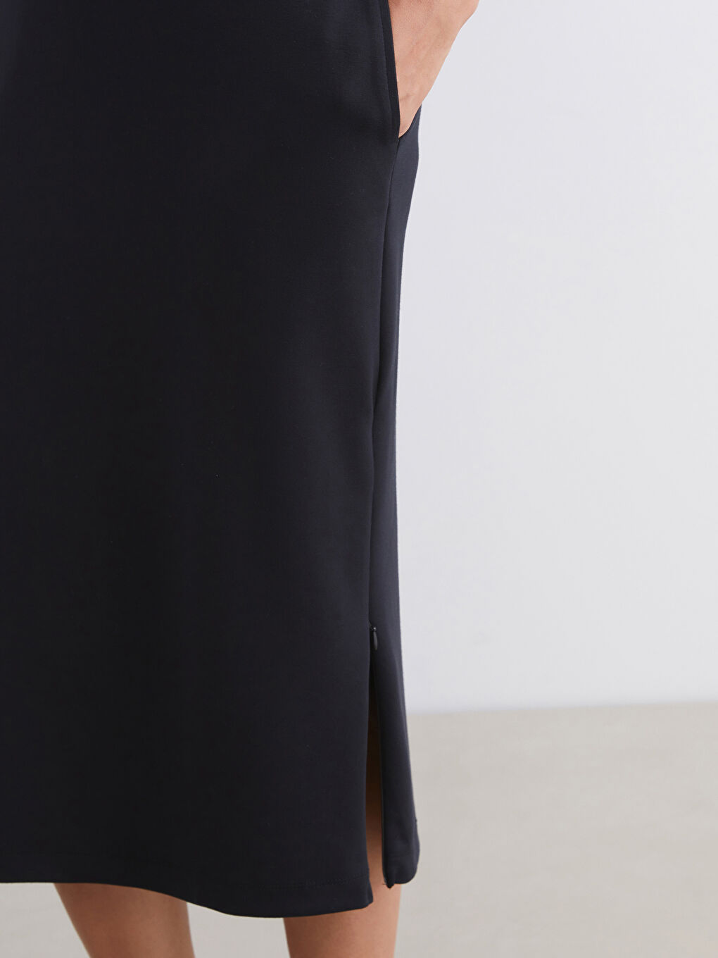 Siyah Beli Lastikli Yırtmaçlı Etek-2