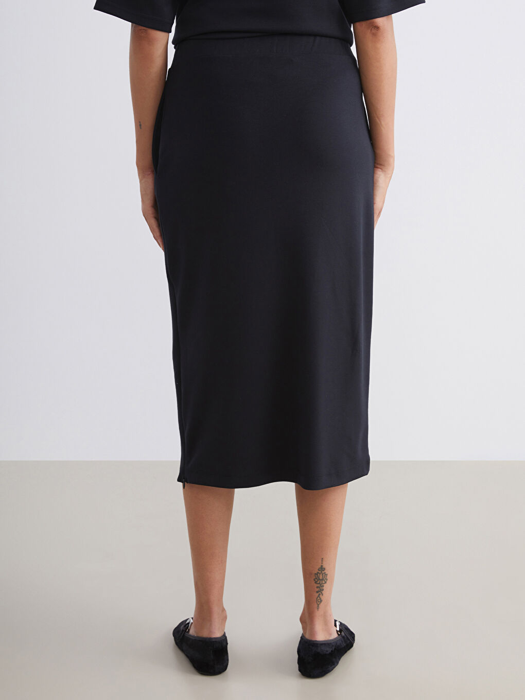 Siyah Beli Lastikli Yırtmaçlı Etek-3