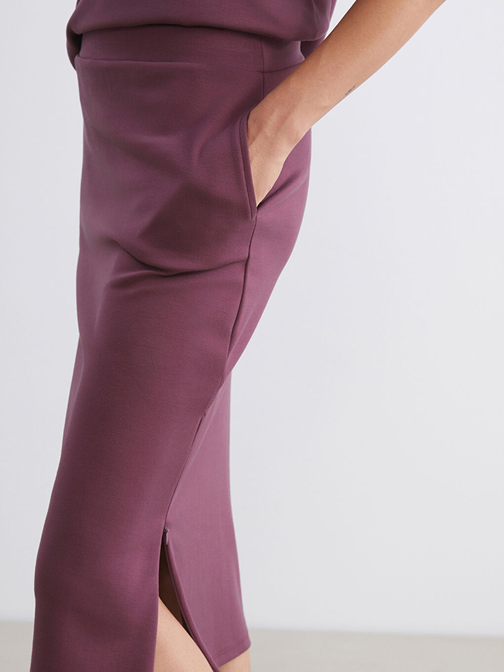 Bordo Beli Lastikli Yırtmaçlı Etek-2