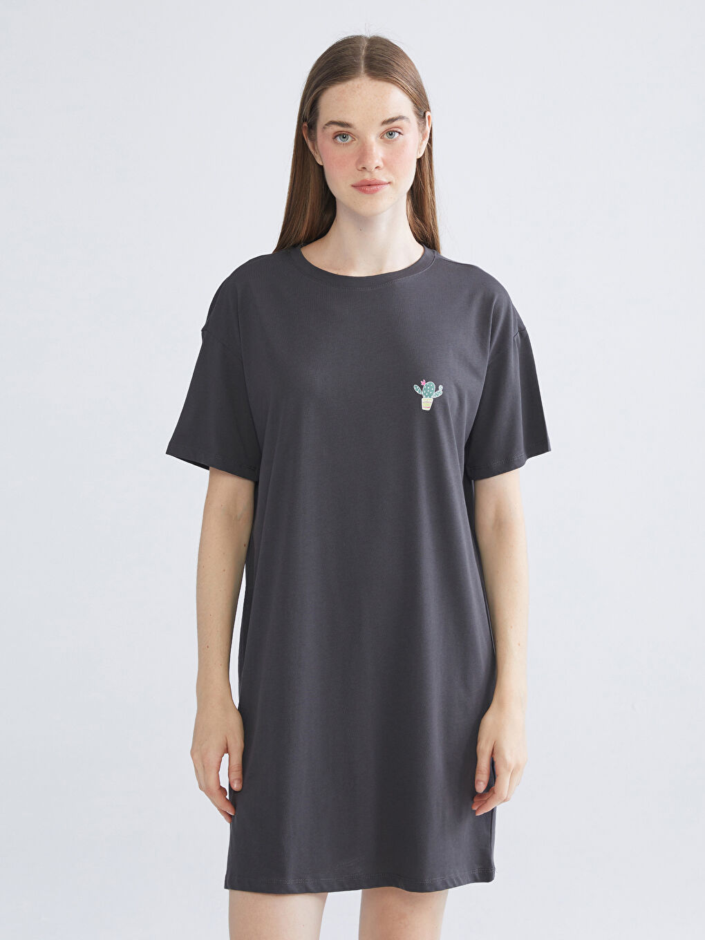 Женская ночная рубашка с круглым вырезом и принтом-1