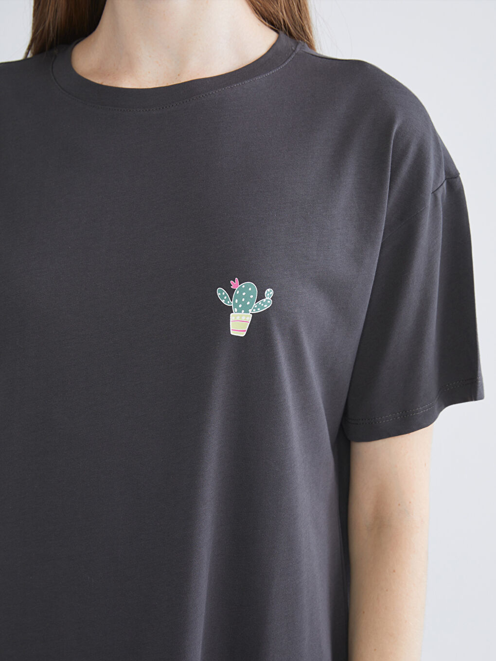 Женская ночная рубашка с круглым вырезом и принтом-2