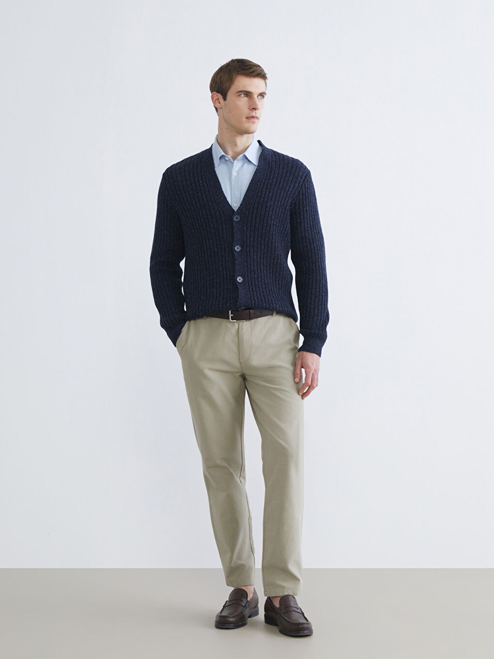 Кардиган из трикотажа с V-образным вырезом стандартного кроя для мужчин-1