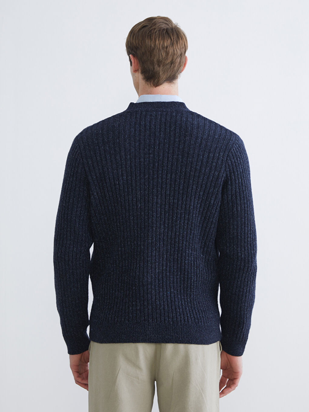 Кардиган из трикотажа с V-образным вырезом стандартного кроя для мужчин-3