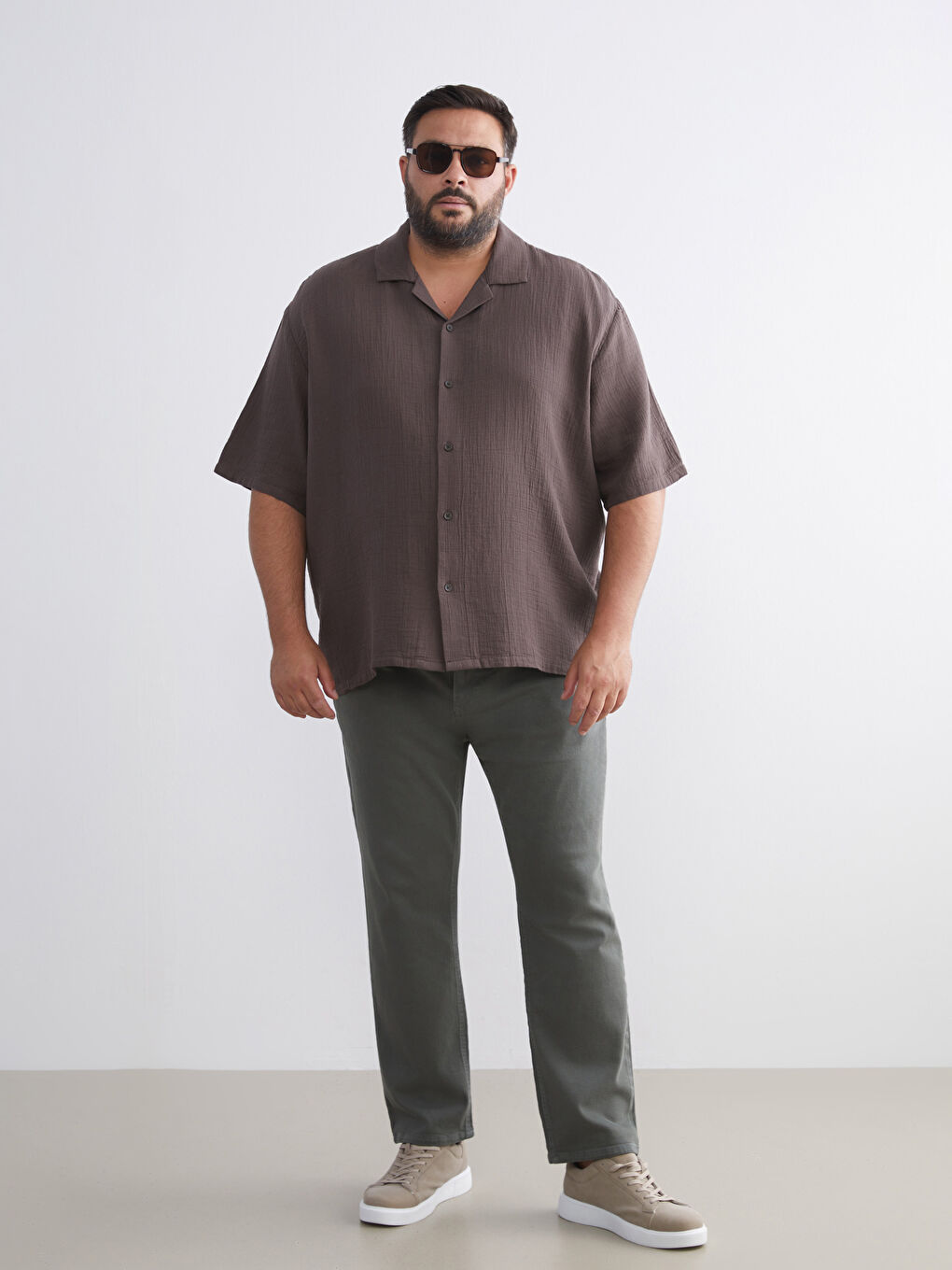 Kahverengi Büyük Beden Resort Yaka Kısa Kollu Müslin Erkek Gömlek-1