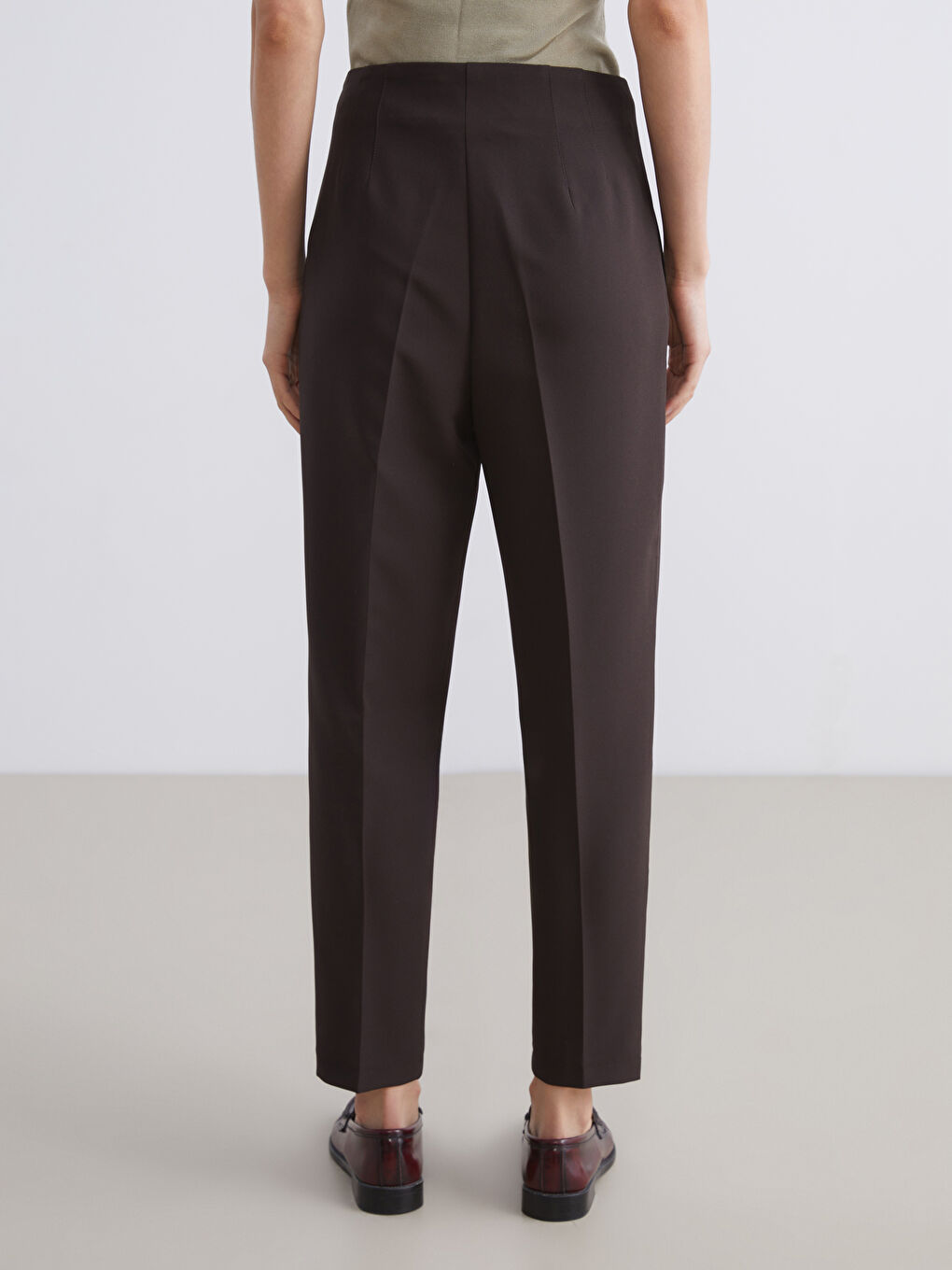 Kahverengi Dar Fit Pileli Kadın Pantolon-3