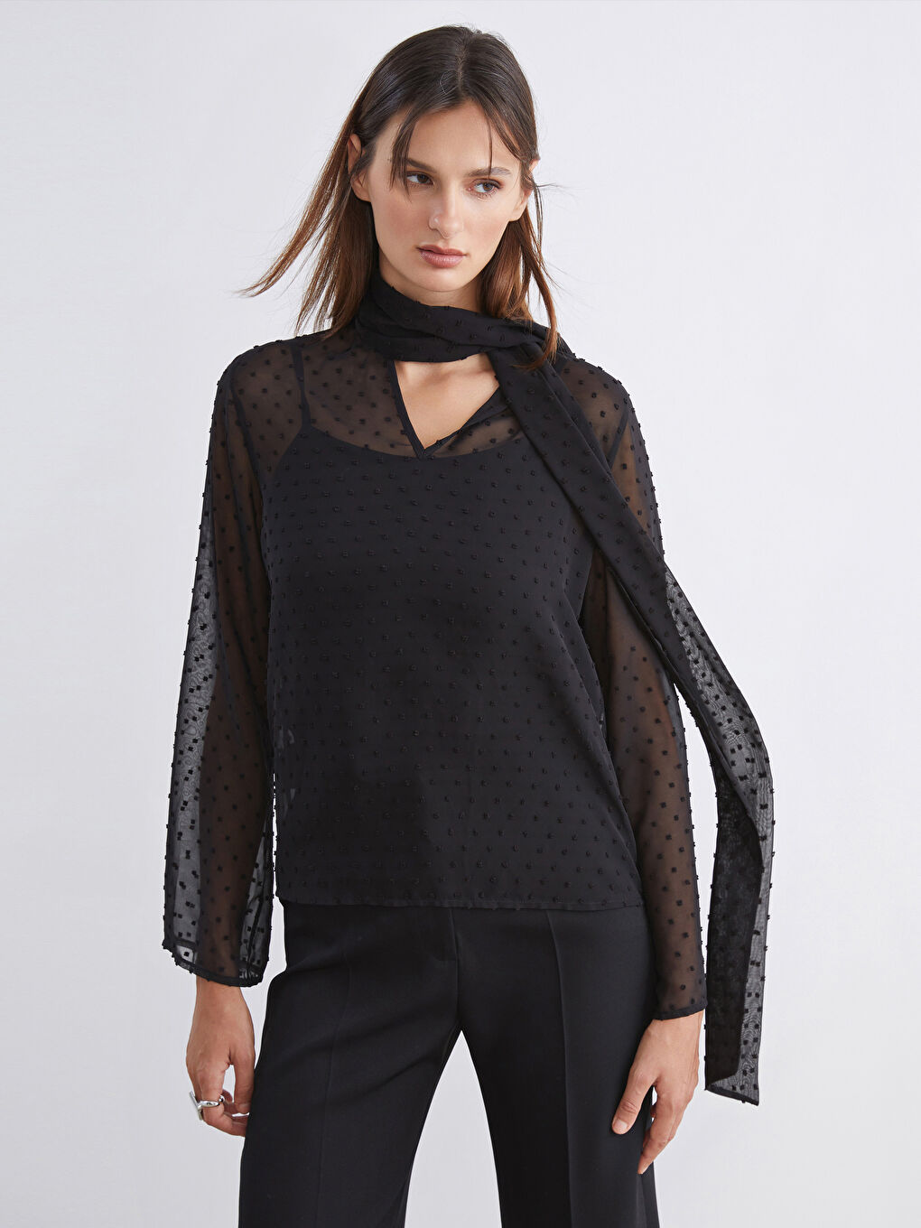 Siyah Şal Yaka Puantiyeli Şifon Bluz ve Atlet