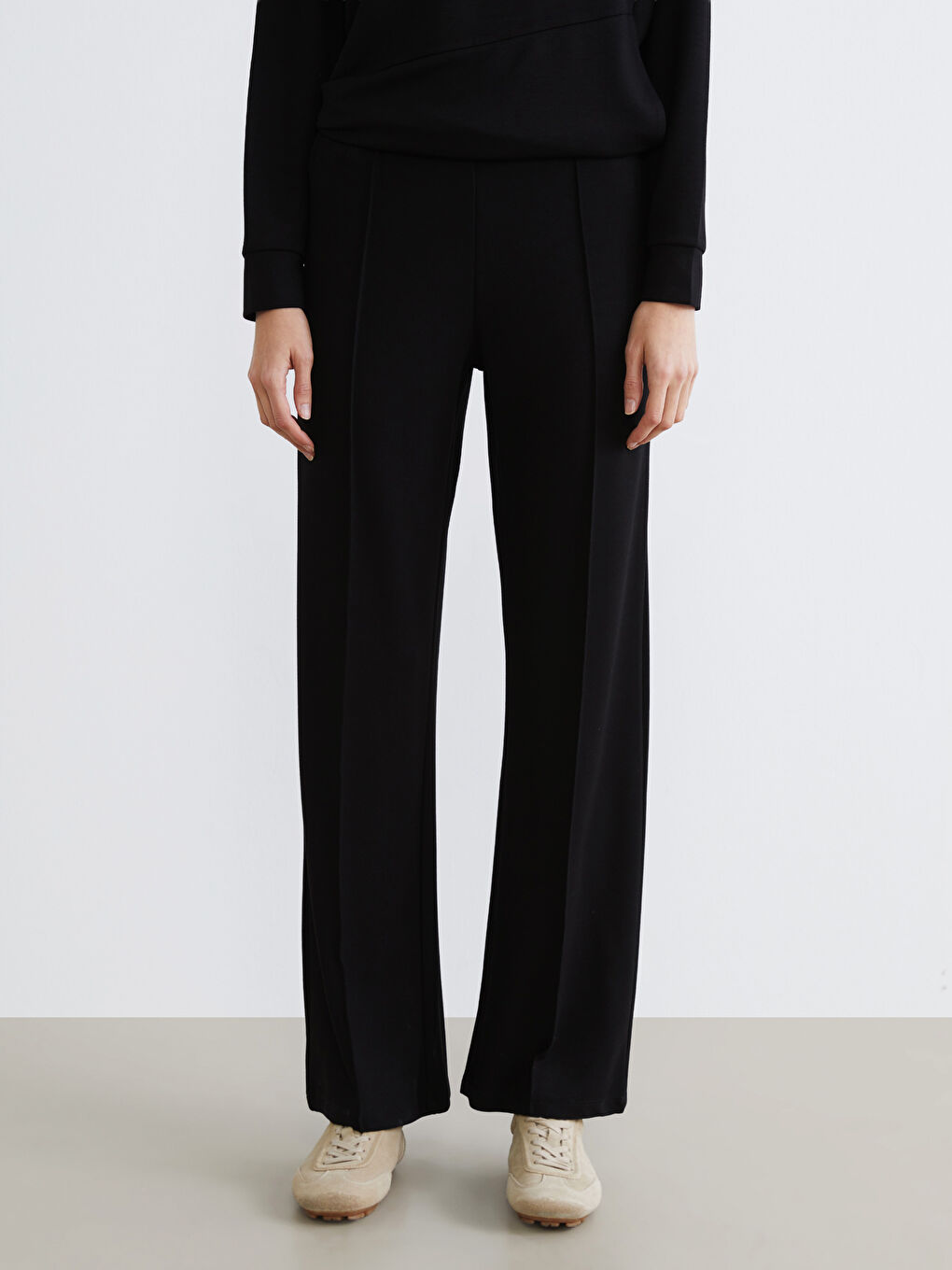 Siyah Beli Lastikli Geniş Paça Kadın Eşofman Altı-1