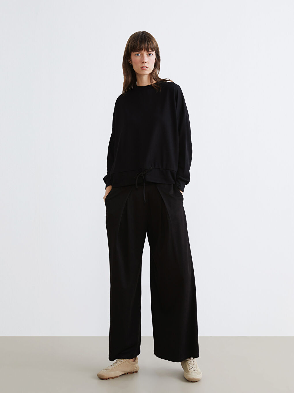 Siyah Bisiklet Yaka Büzgülü Kadın Sweatshirt-1