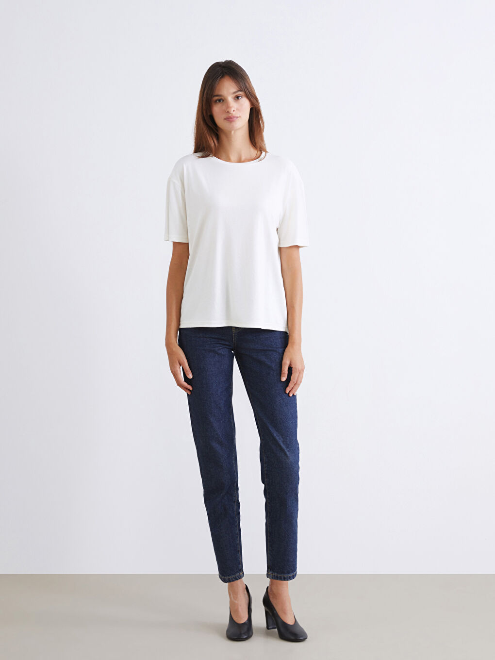 Beyaz Bisiklet Yaka Modal Karışımlı Kadın Tişört 2'li-1