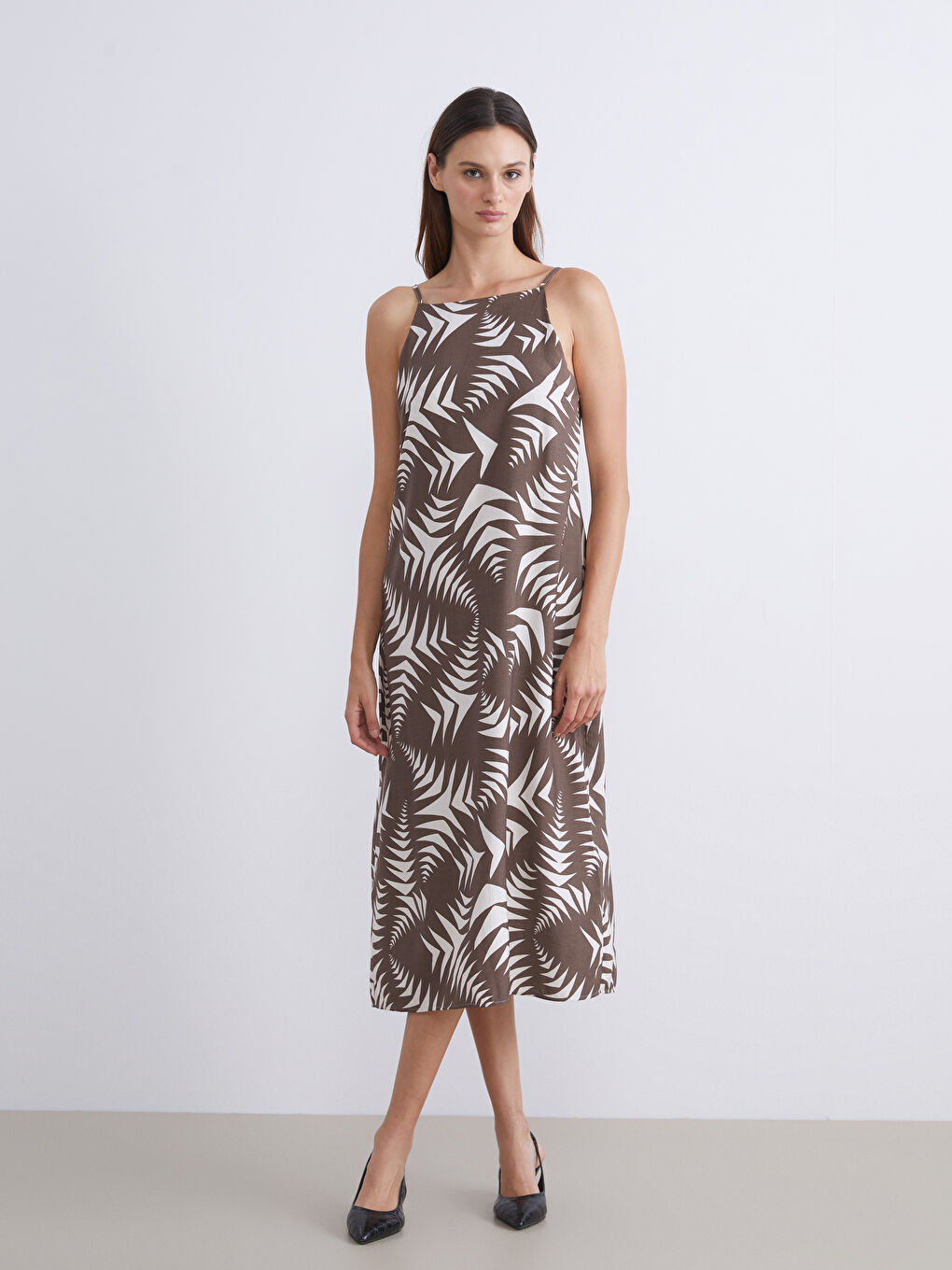 Kahverengi Kare Yaka Desenli Elbise