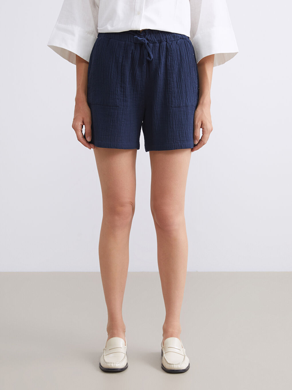 Lacivert Beli Lastikli Dokulu Müslin Kadın Şort-1