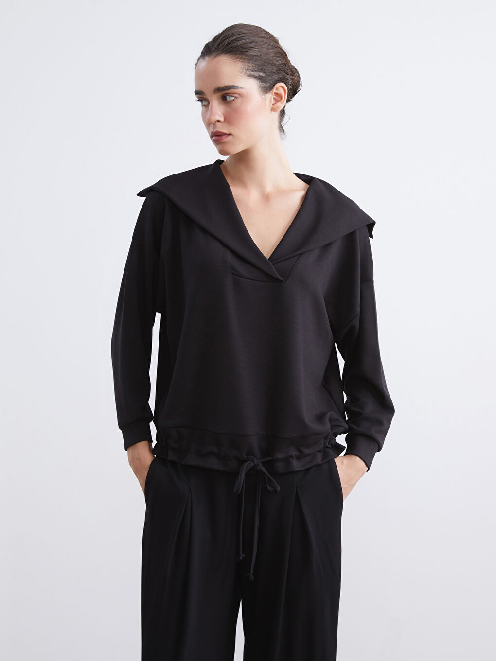 Siyah Polo Yaka Bağcıklı Bluz