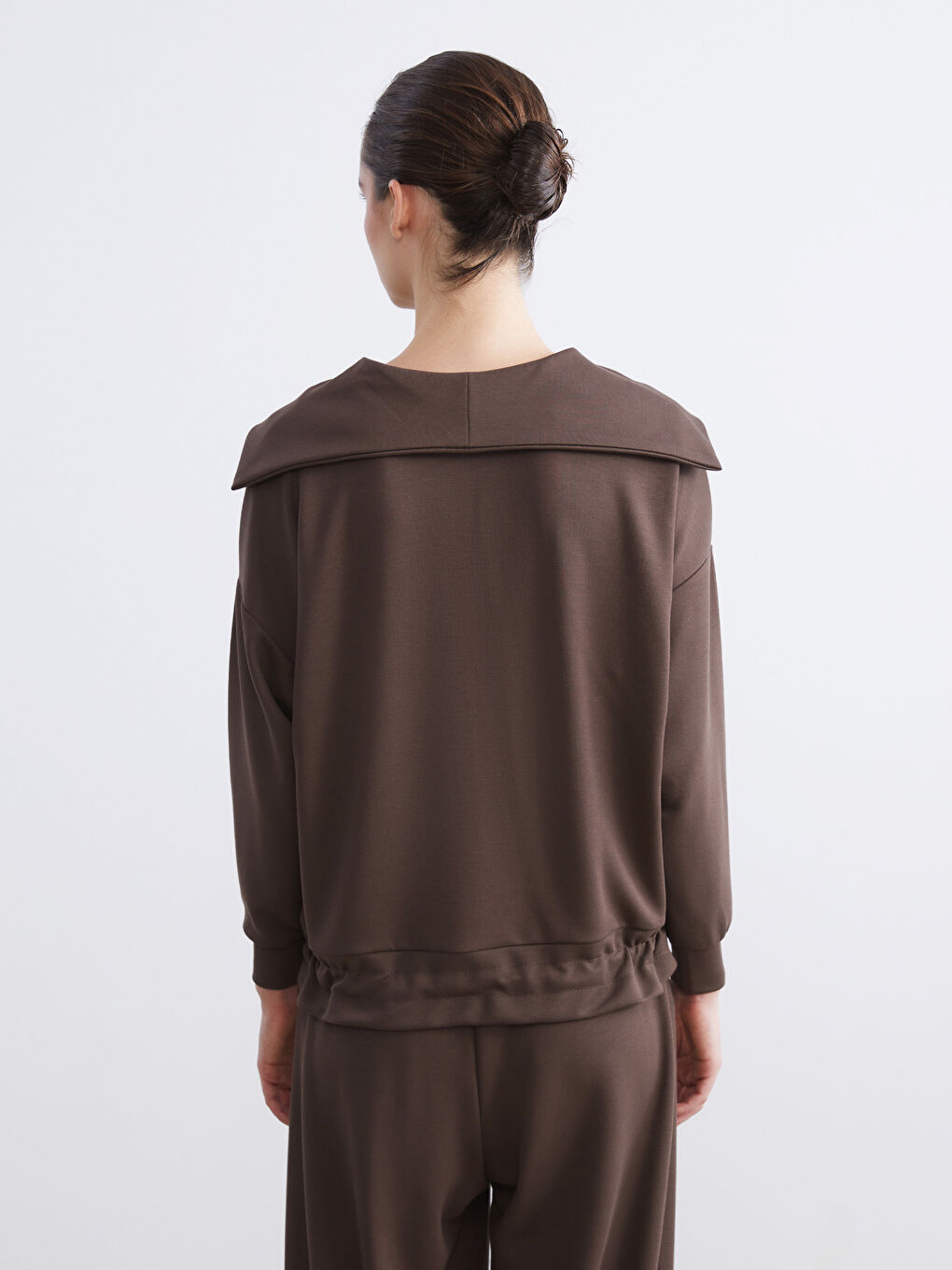 Kahverengi Polo Yaka Bağcıklı Bluz-3