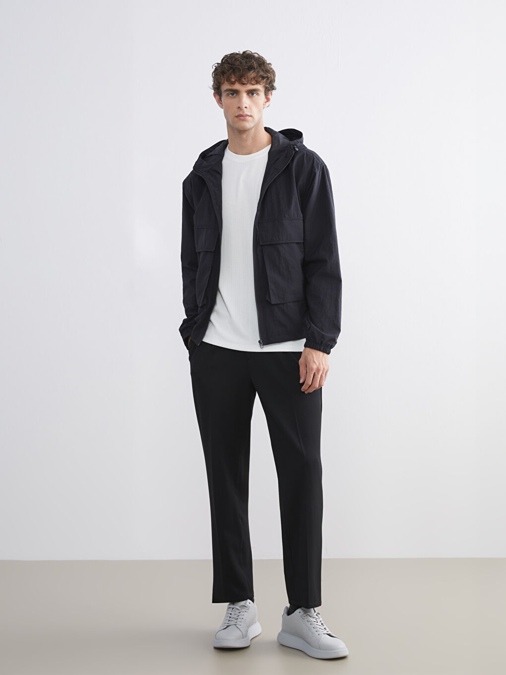 Siyah Rahat Kalıp Kapüşonlu Erkek Mont-1