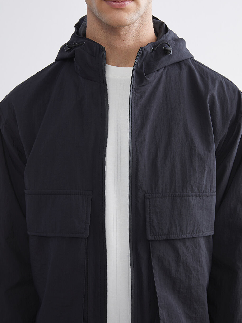 Siyah Rahat Kalıp Kapüşonlu Erkek Mont-2