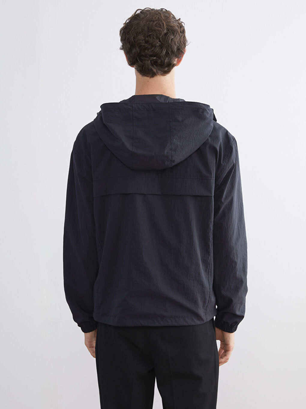 Siyah Rahat Kalıp Kapüşonlu Erkek Mont-4