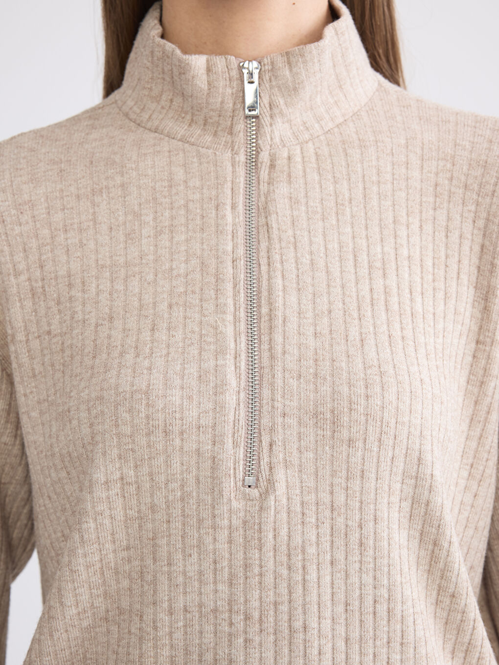 Bej Dik Yaka Oversize Kadın Tişört-2