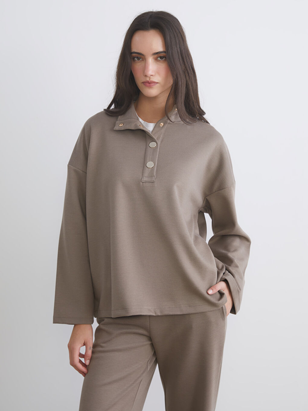 Kahverengi Dik Yaka Oversize Kadın Sweatshirt