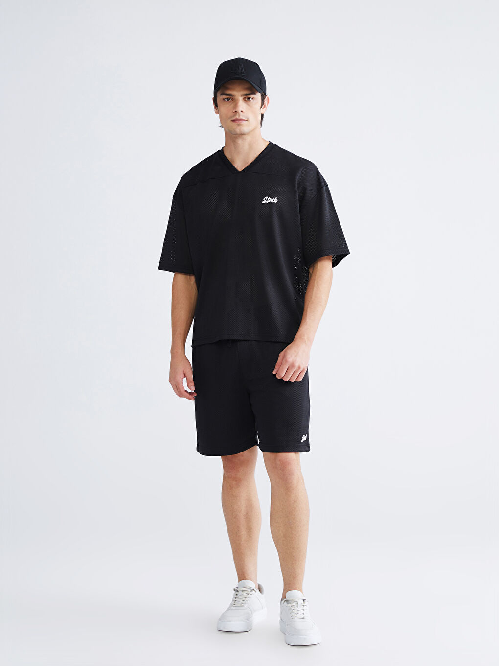 تيشيرت رجالي بياقة على شكل حرف V وكم قصير مطبوع-1