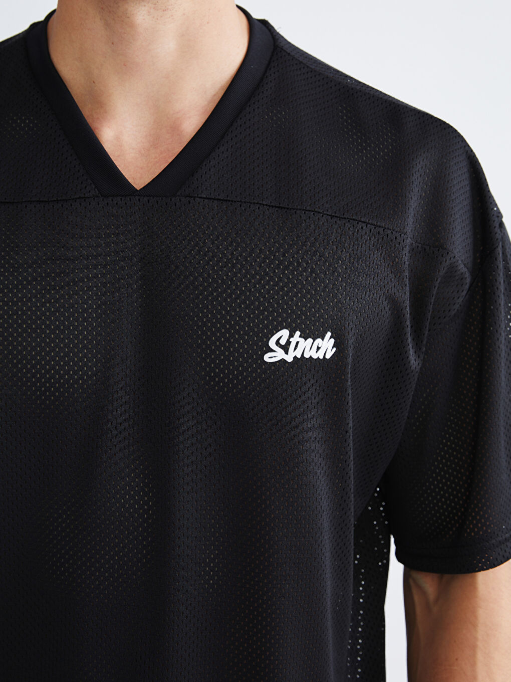 تيشيرت رجالي بياقة على شكل حرف V وكم قصير مطبوع-2