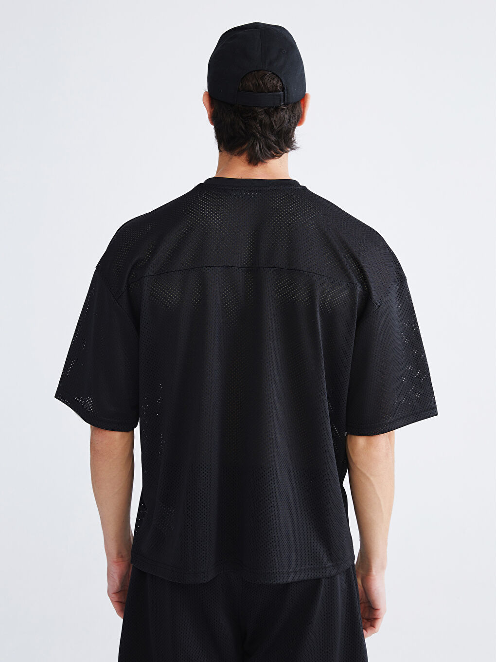 تيشيرت رجالي بياقة على شكل حرف V وكم قصير مطبوع-3