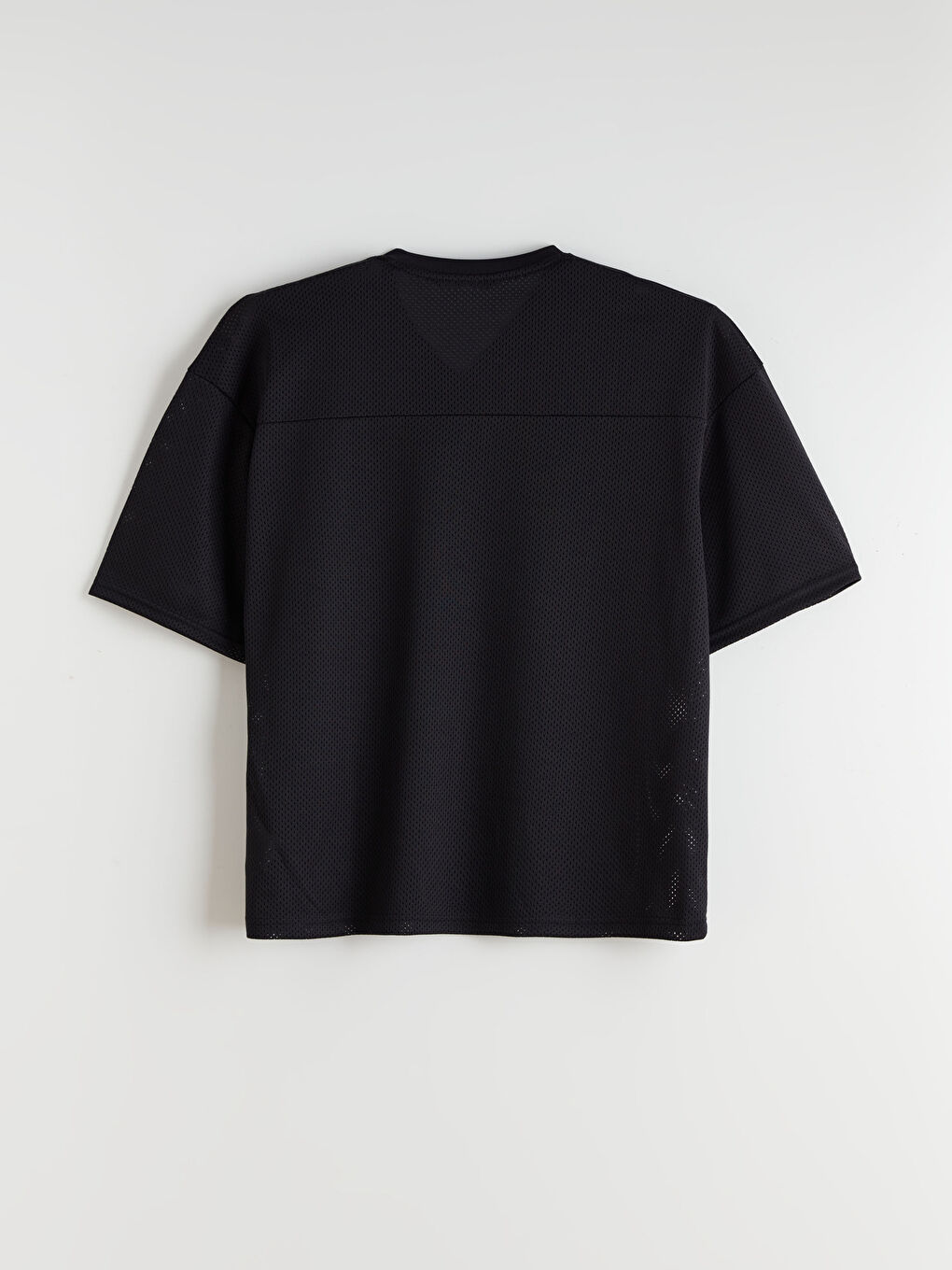 تيشيرت رجالي بياقة على شكل حرف V وكم قصير مطبوع-5