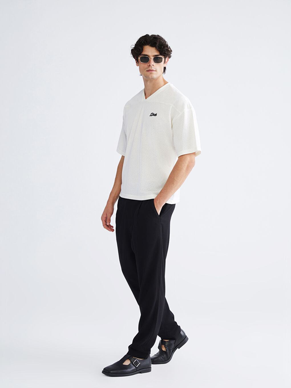 تيشيرت رجالي بياقة على شكل حرف V وكم قصير مطبوع-1