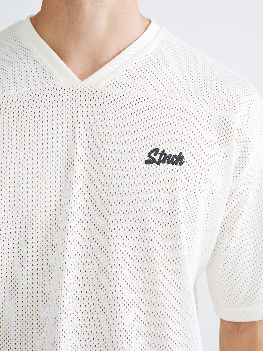 تيشيرت رجالي بياقة على شكل حرف V وكم قصير مطبوع-2