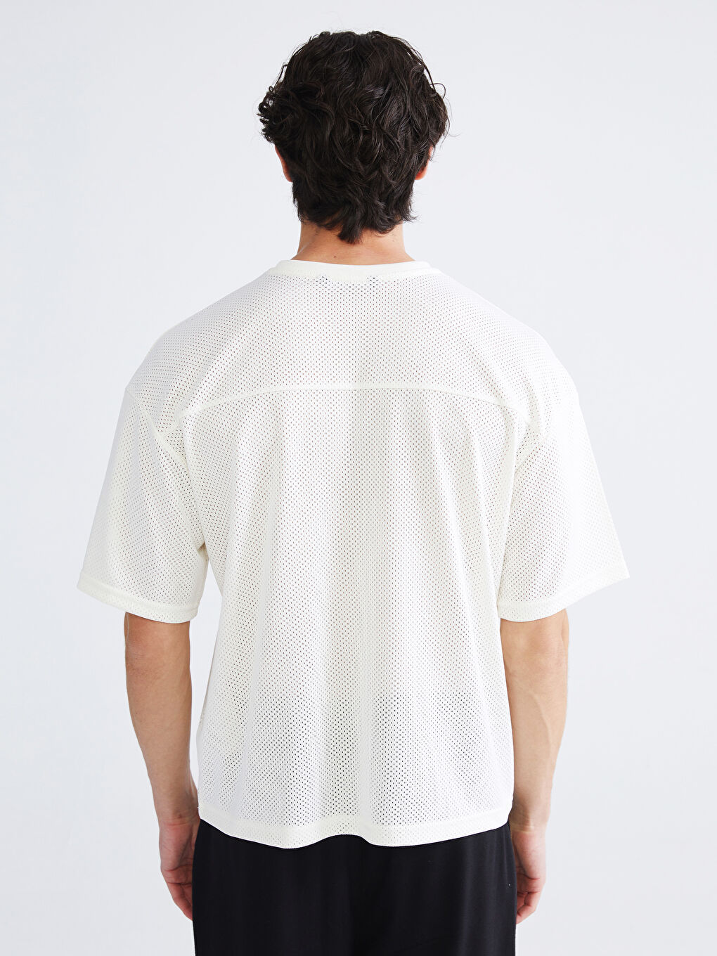 تيشيرت رجالي بياقة على شكل حرف V وكم قصير مطبوع-3