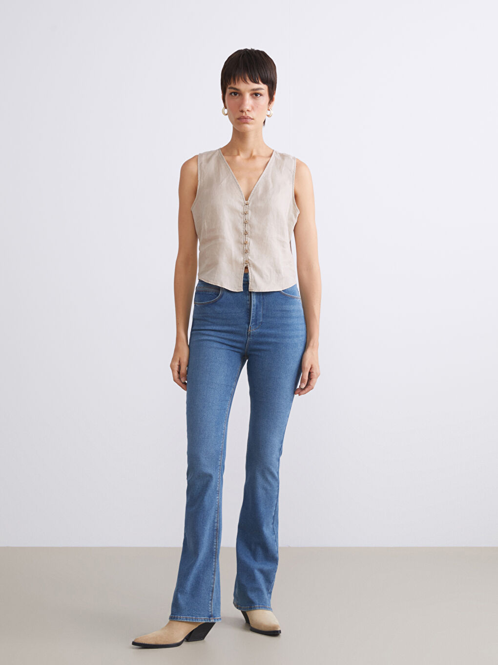 Kahverengi V Yaka Askılı %100 Keten Bluz-1