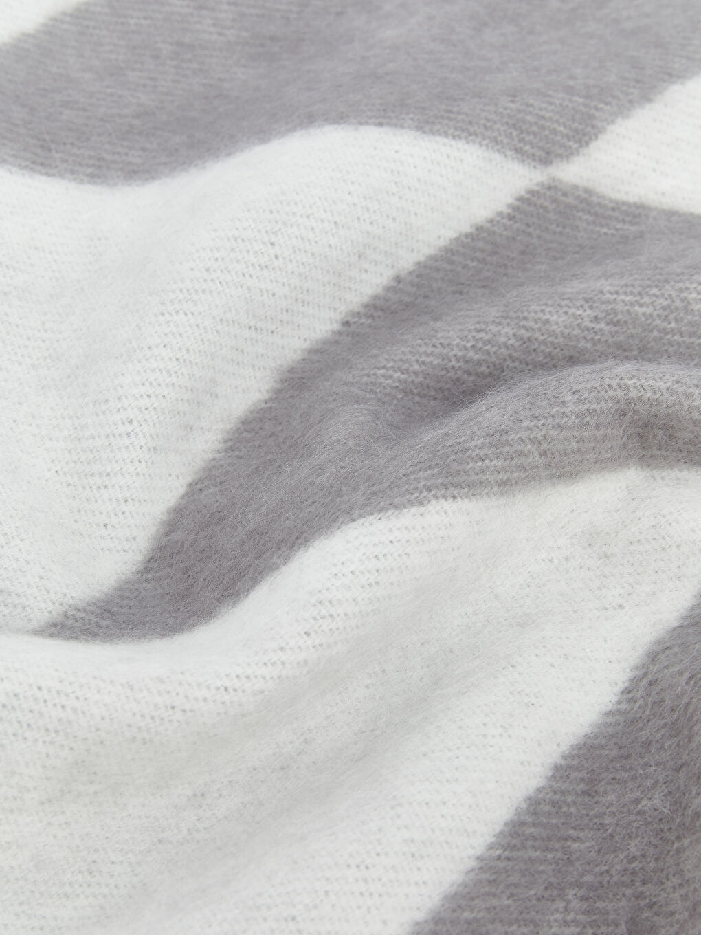 Gri Püsküllü Kadın Atkı-2