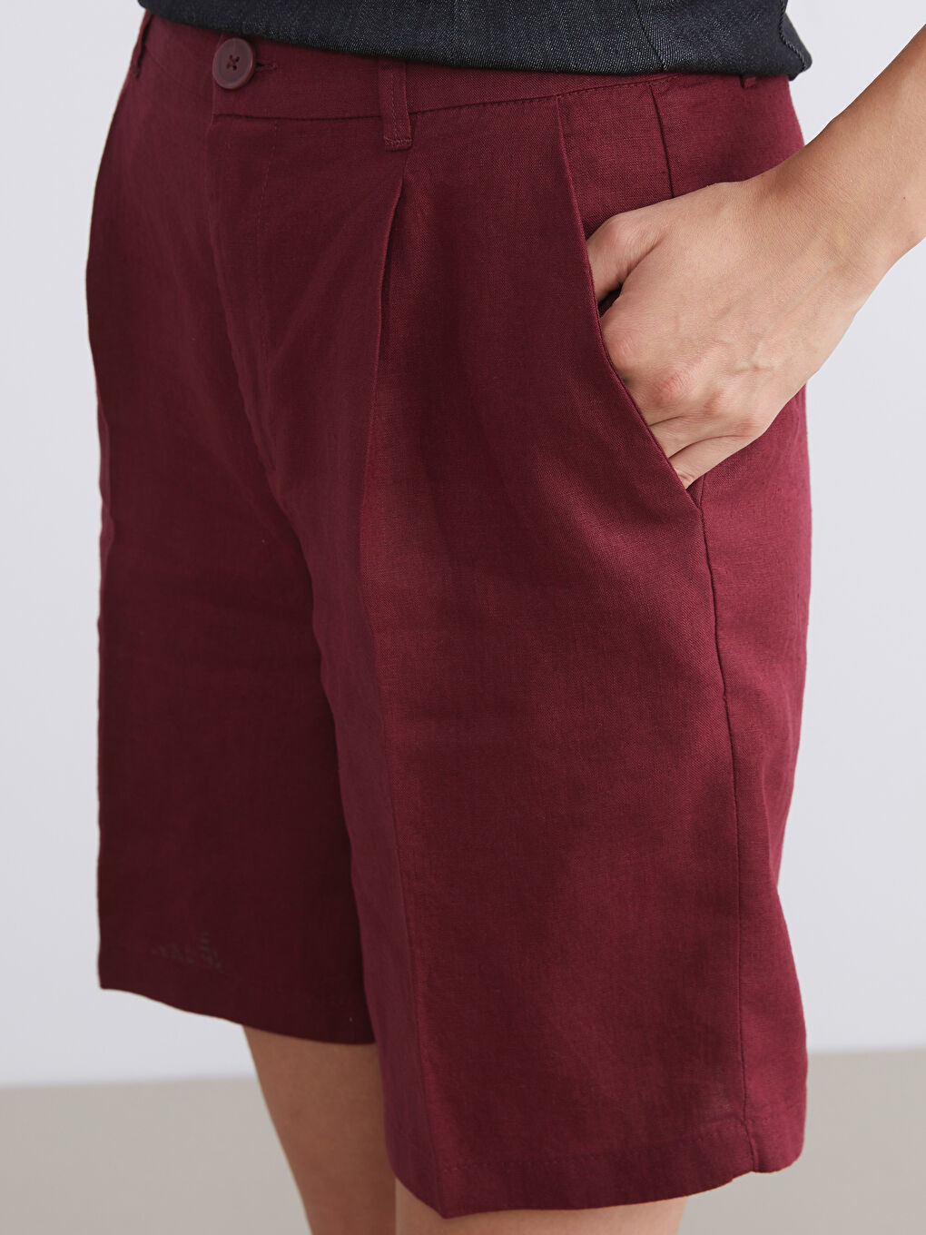 Bordo Loose Fit %100 Keten Kadın Pileli Şort-2