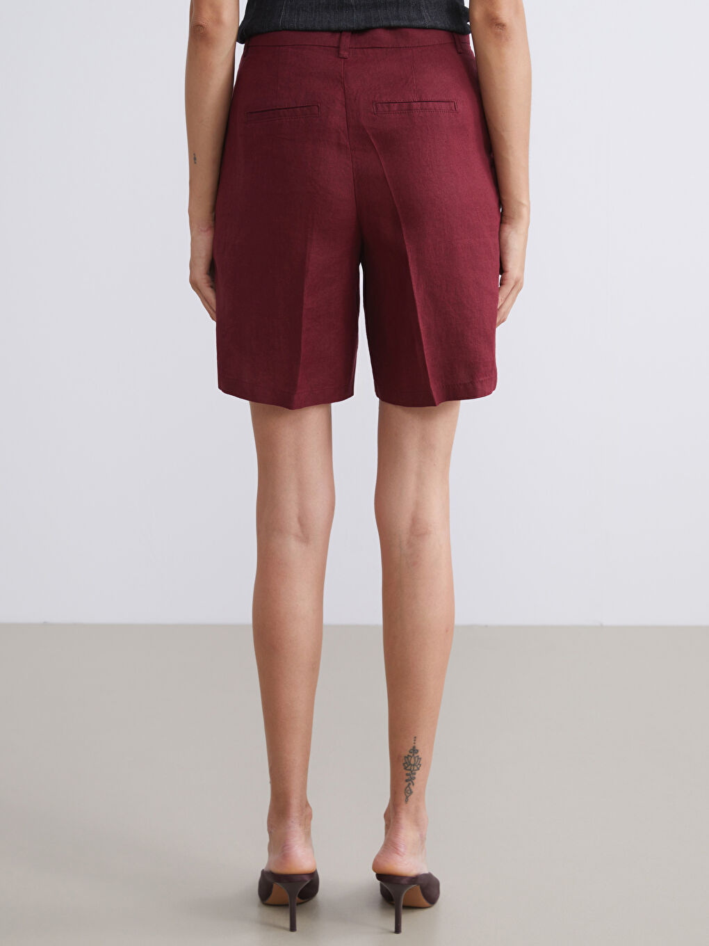 Bordo Loose Fit %100 Keten Kadın Pileli Şort-3