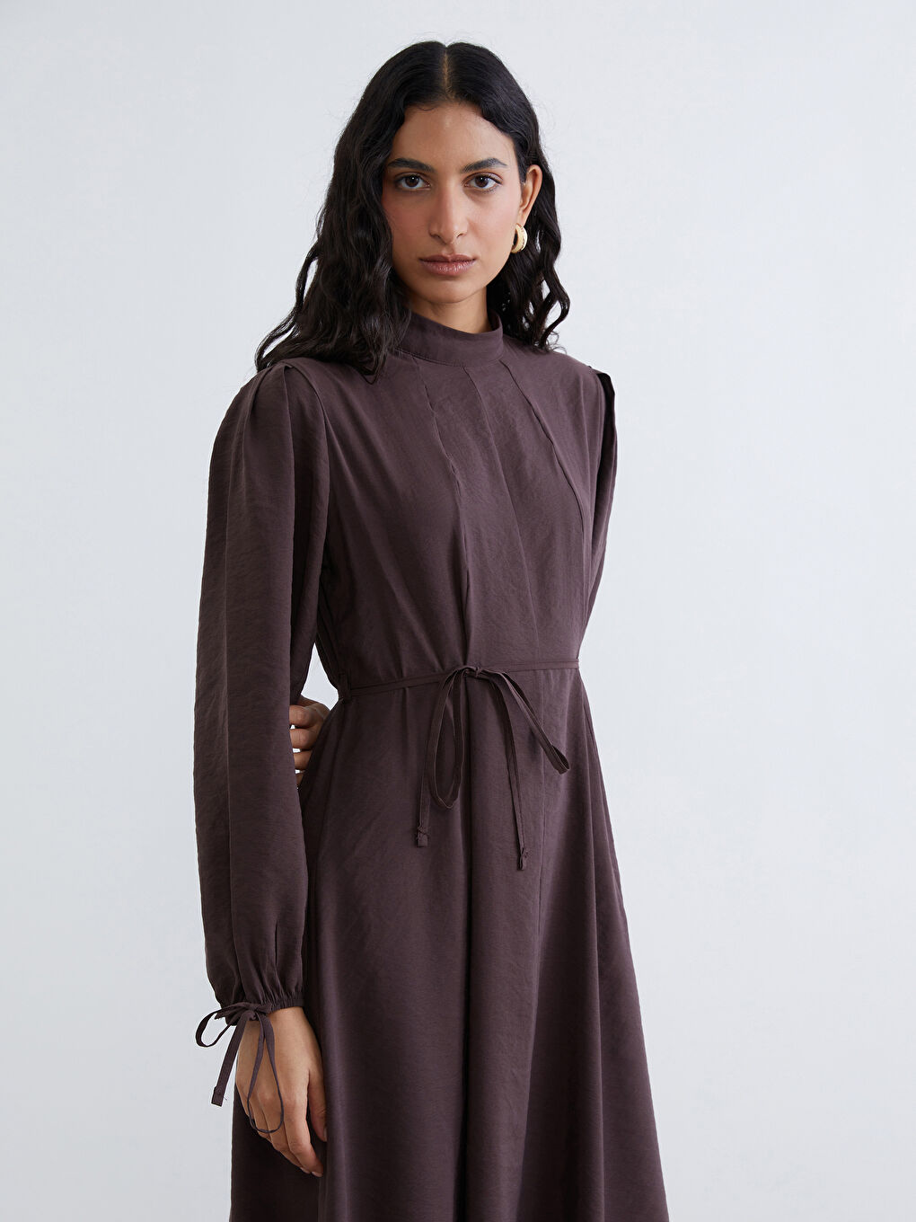 Kahverengi Dik Yaka Modal Karışımlı Belden Oturtmalı Elbise-1