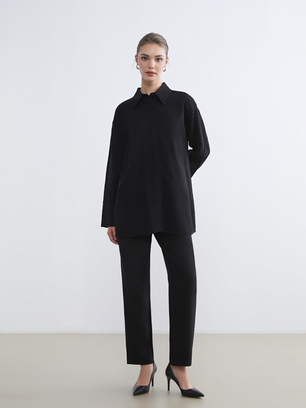 Siyah Kendinden Desenli Kadın Gömlek Tunik-1