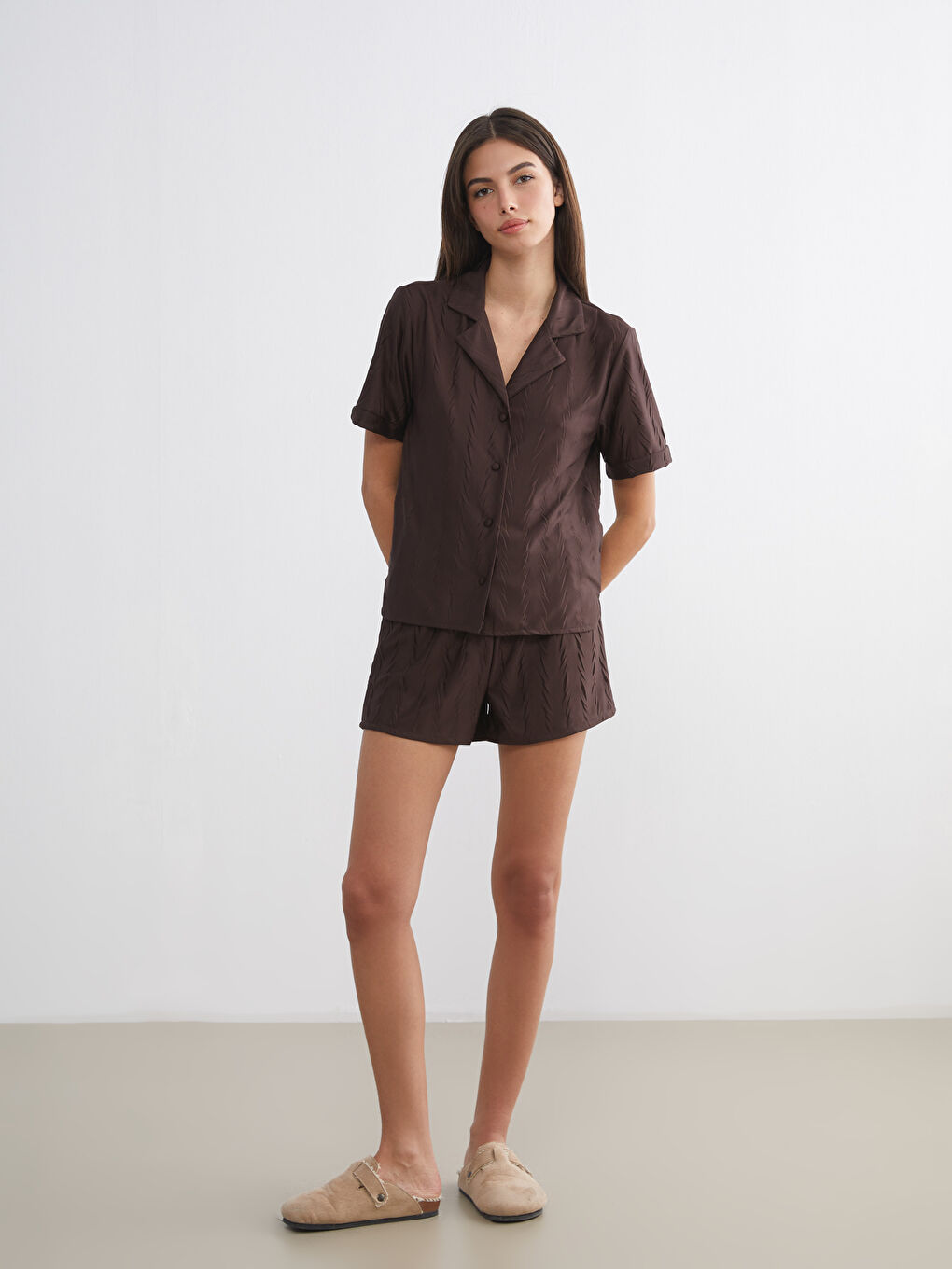 Kahverengi Gömlek Yaka Saten Kadın Şortlu Pijama Takımı