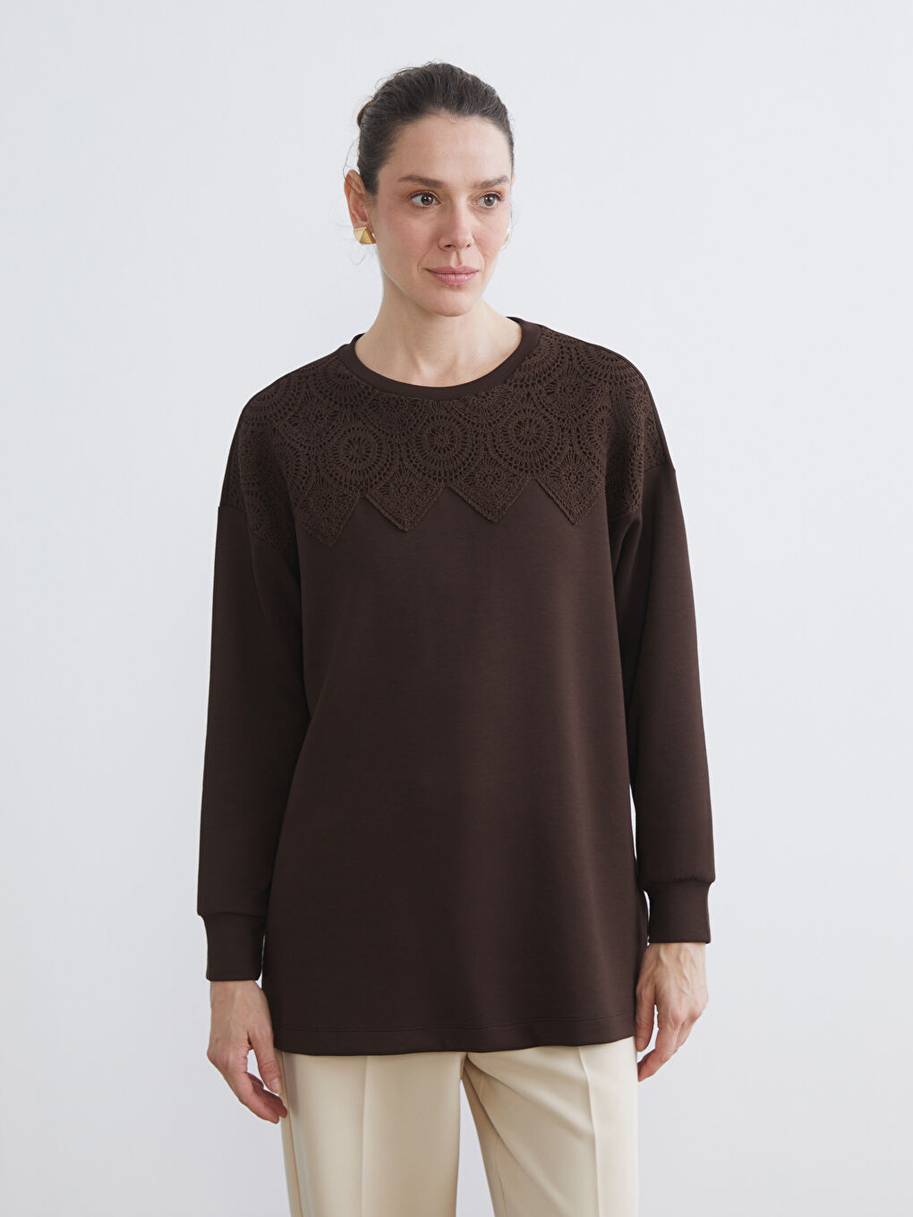 Kahverengi Kroşe Detaylı Kadın Sweatshirt Tunik