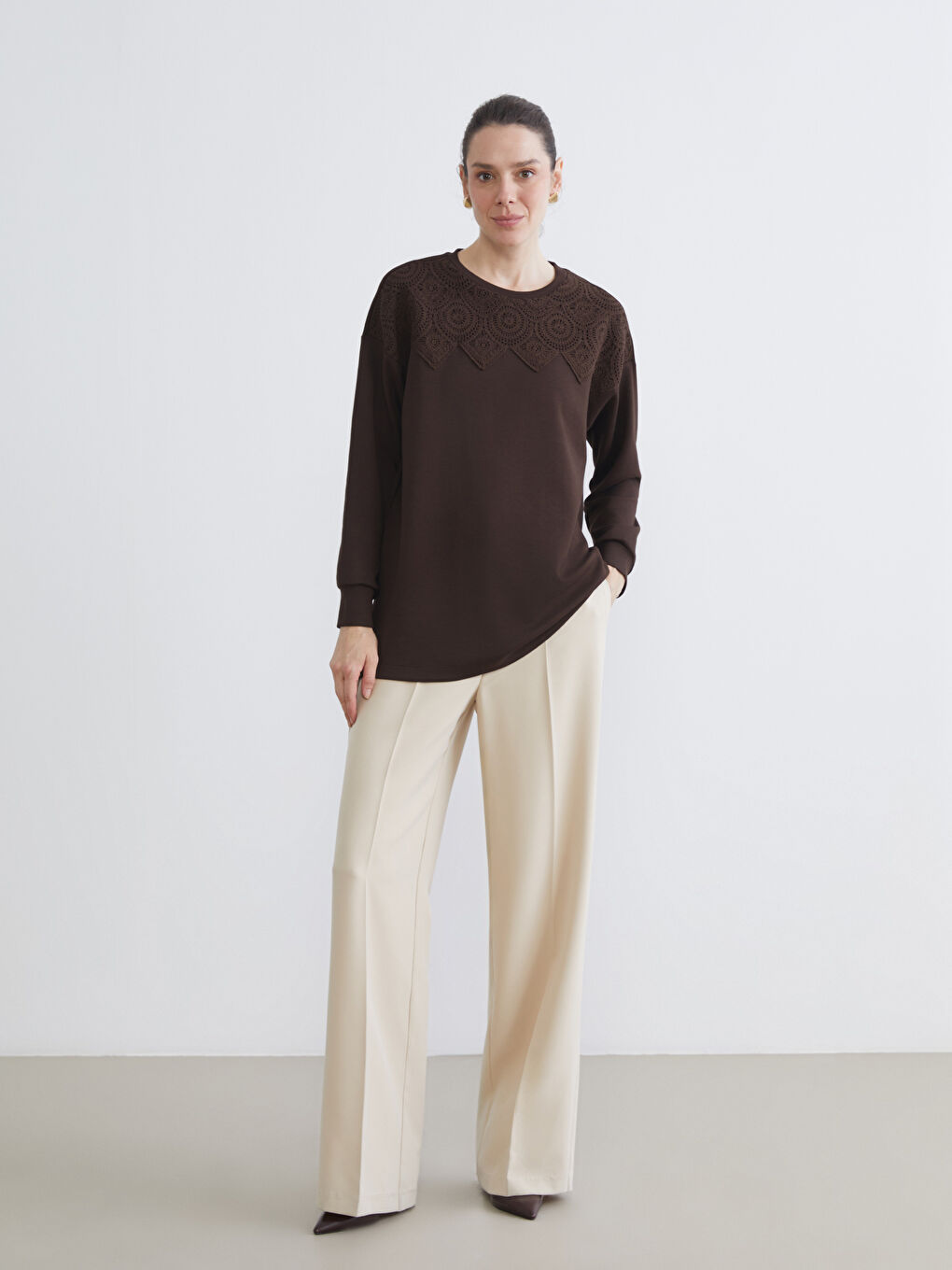 Kahverengi Kroşe Detaylı Kadın Sweatshirt Tunik-1
