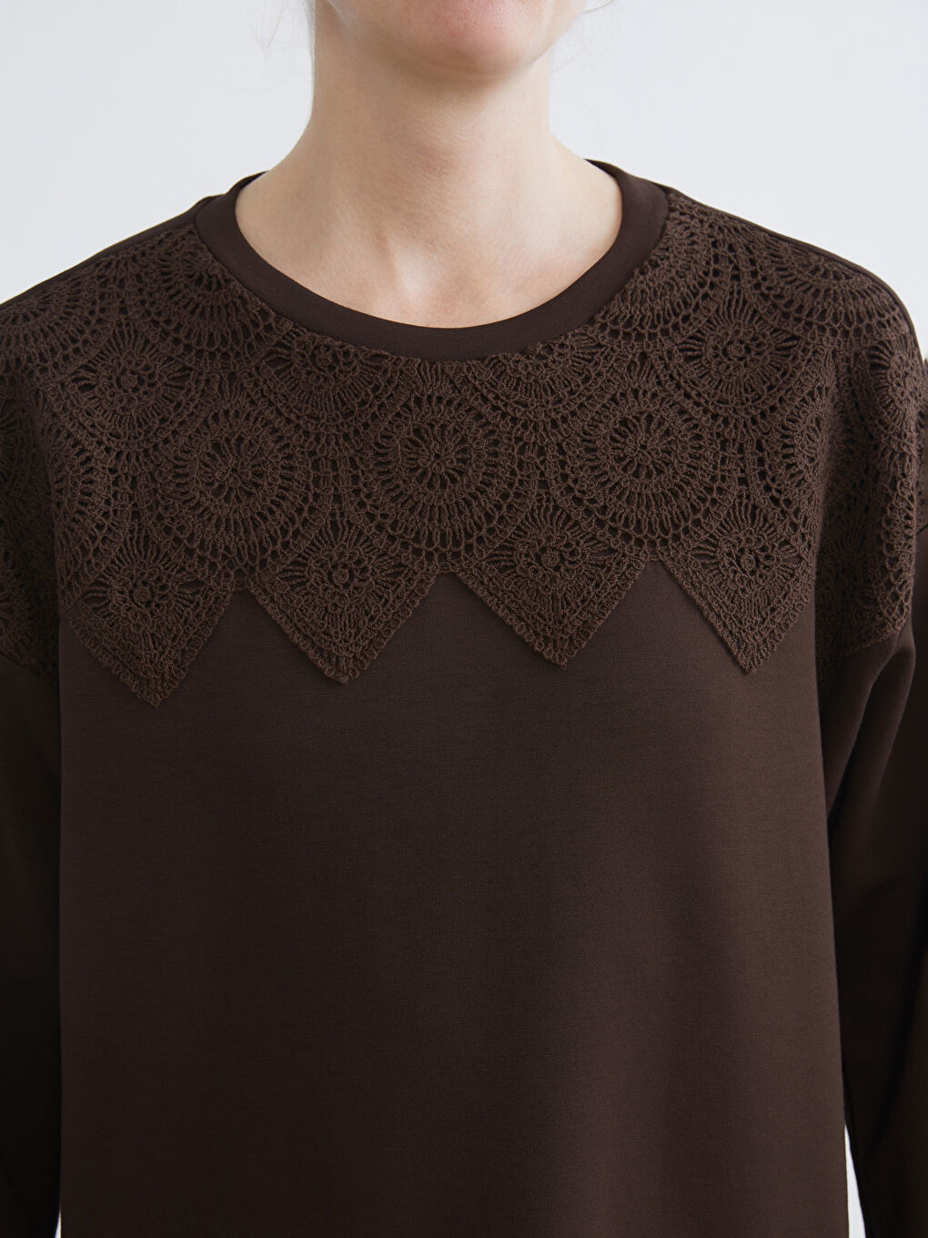 Kahverengi Kroşe Detaylı Kadın Sweatshirt Tunik-2