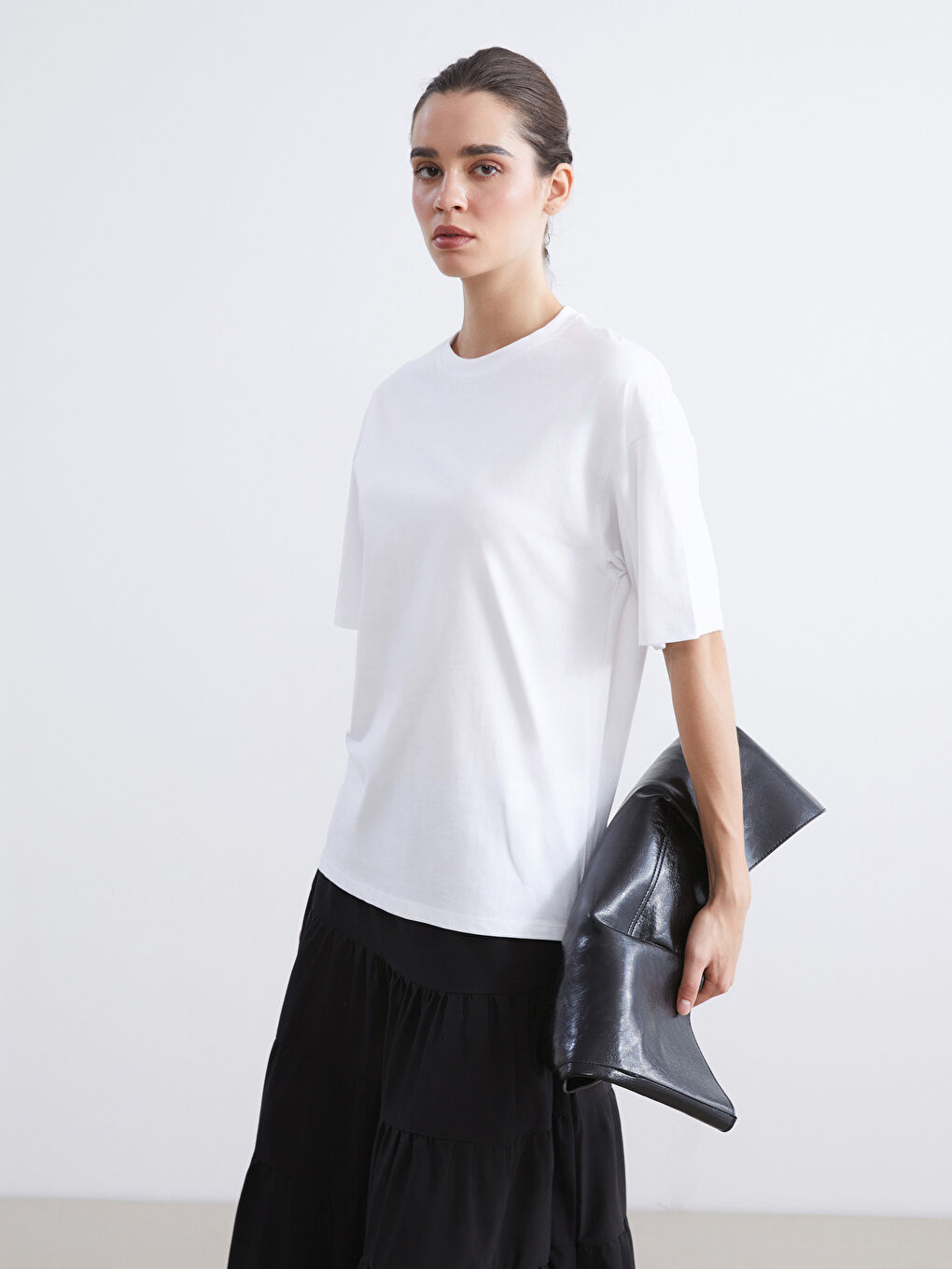 Beyaz Bisiklet Yaka Kadın Tişört