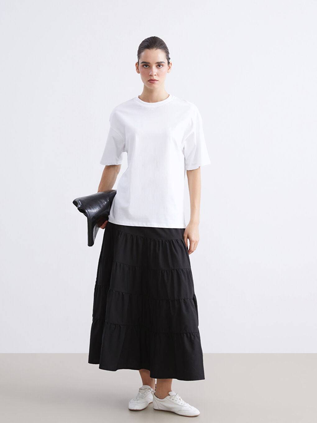 Beyaz Bisiklet Yaka Kadın Tişört-1