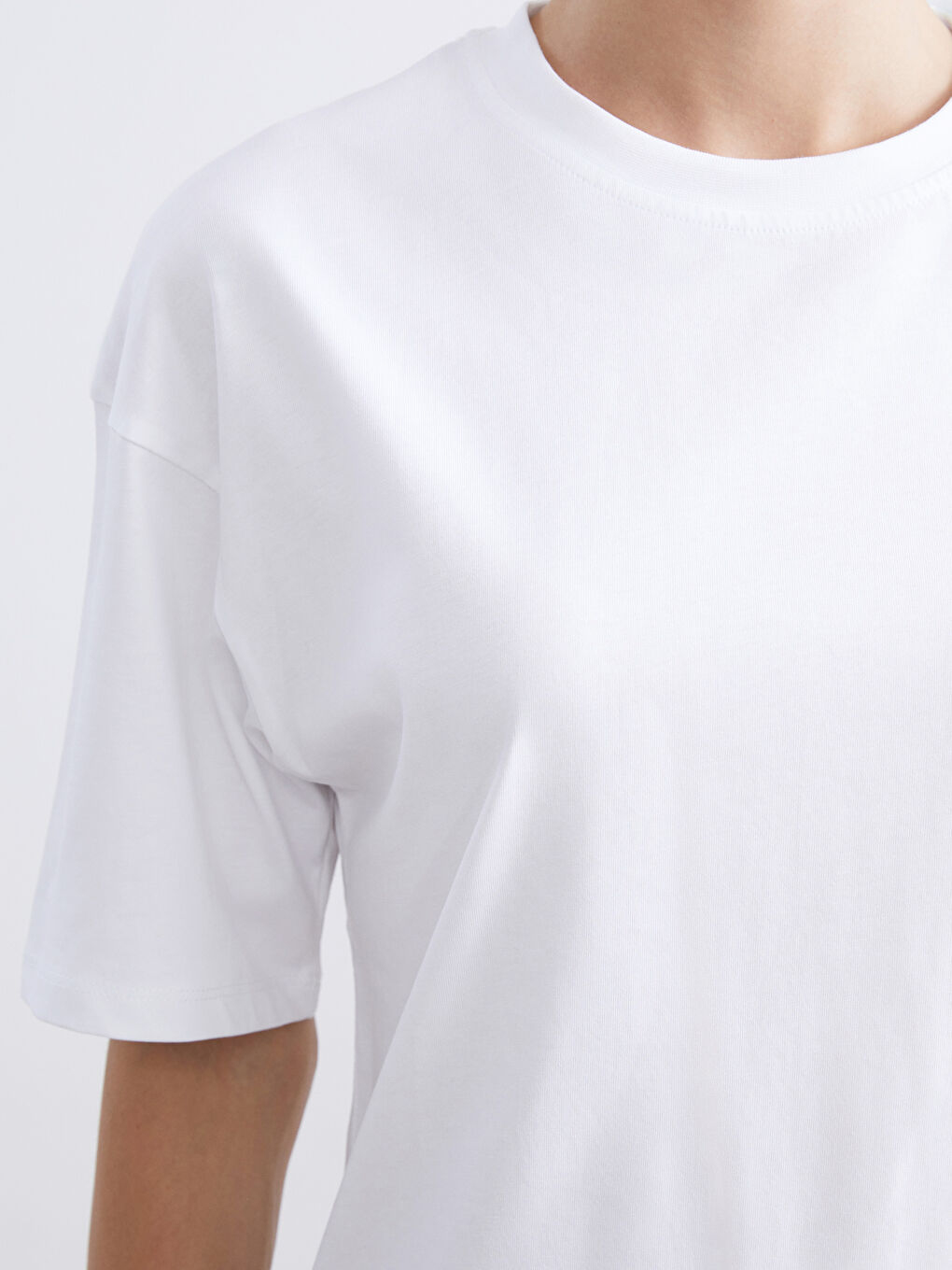 Beyaz Bisiklet Yaka Kadın Tişört-2