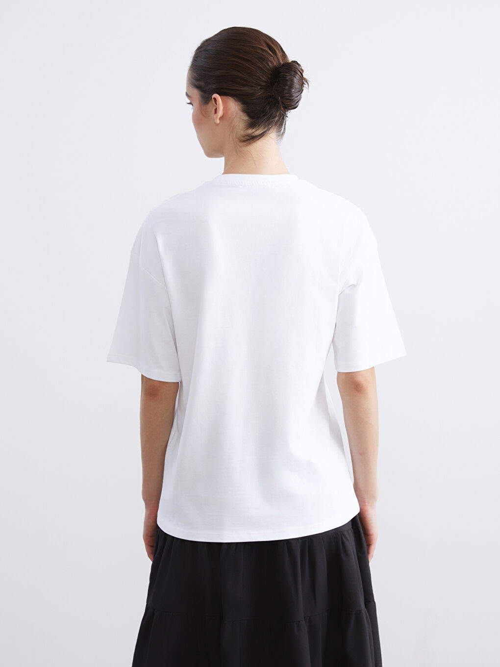 Beyaz Bisiklet Yaka Kadın Tişört-3