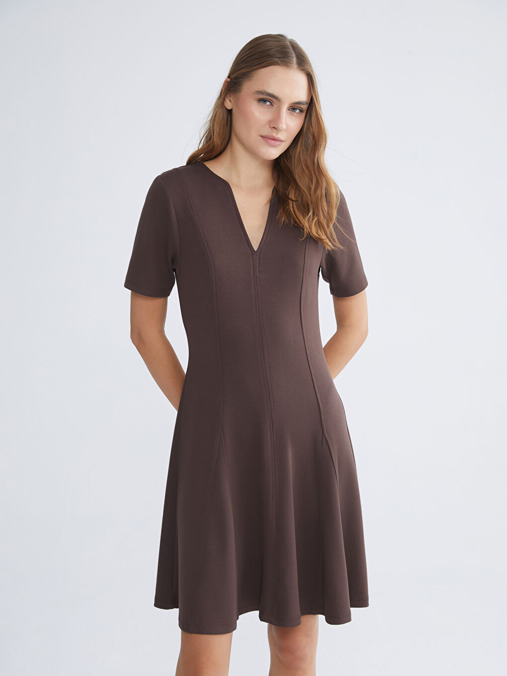 Kahverengi Kaçık Yaka Belden Oturtmalı Elbise